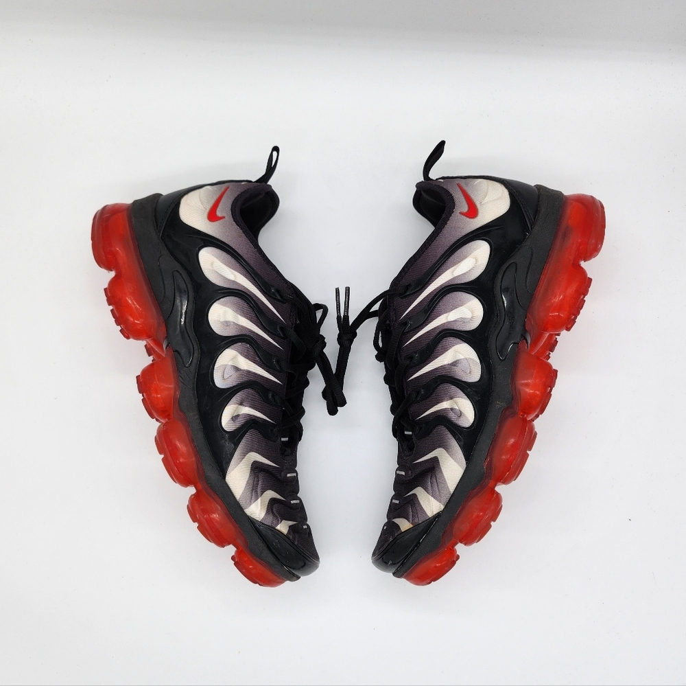 Nike Men's Black and Red Air Vapor Max Sneakers